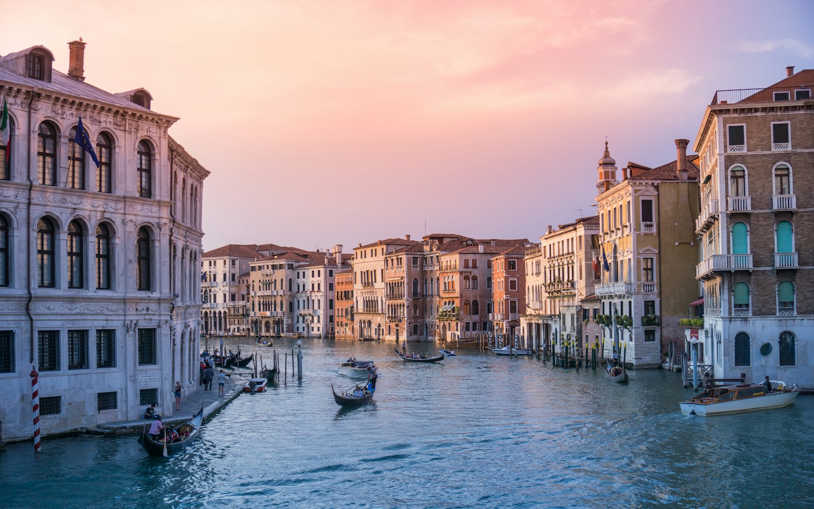 El Gran Canal de Venecia al atardecer