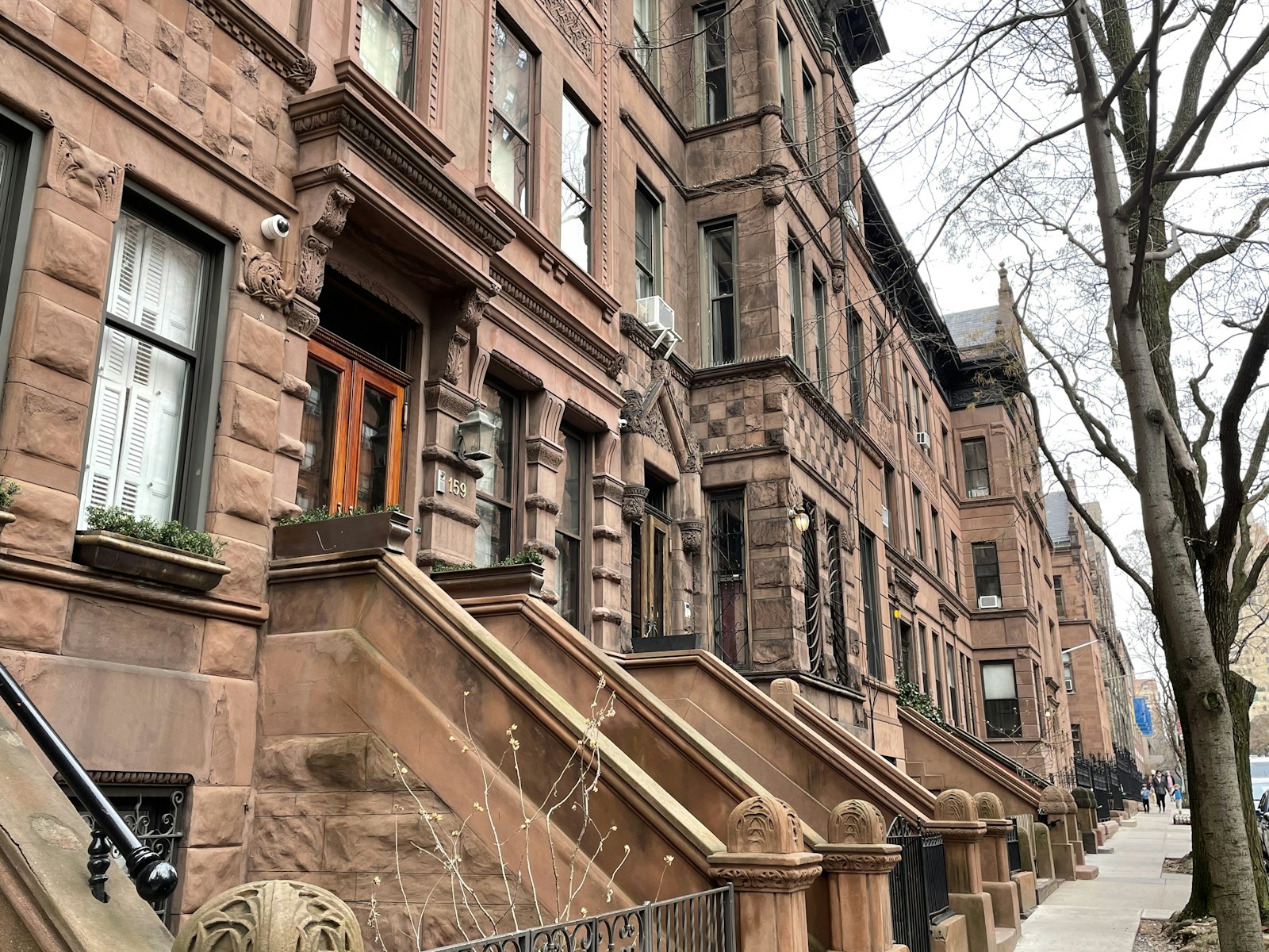 Rangée de maisons en grès brun avec perrons à New York