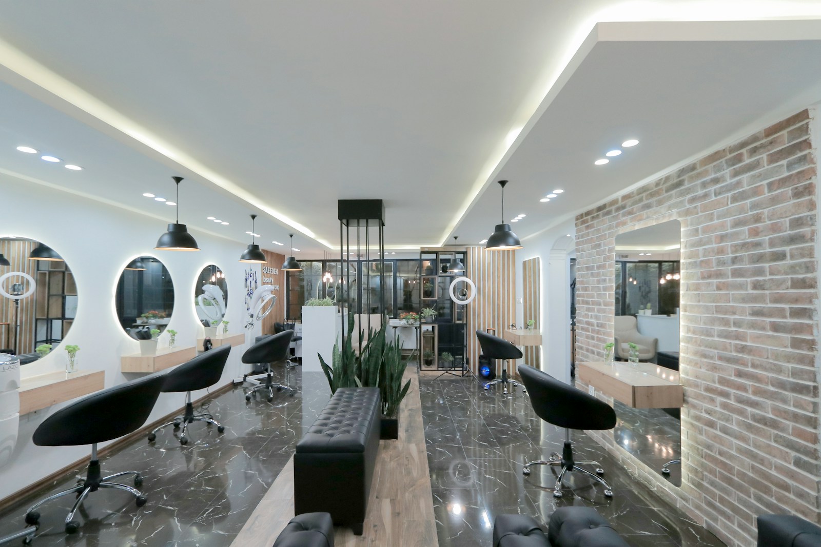 Sala de cabeleireiro com espelhos