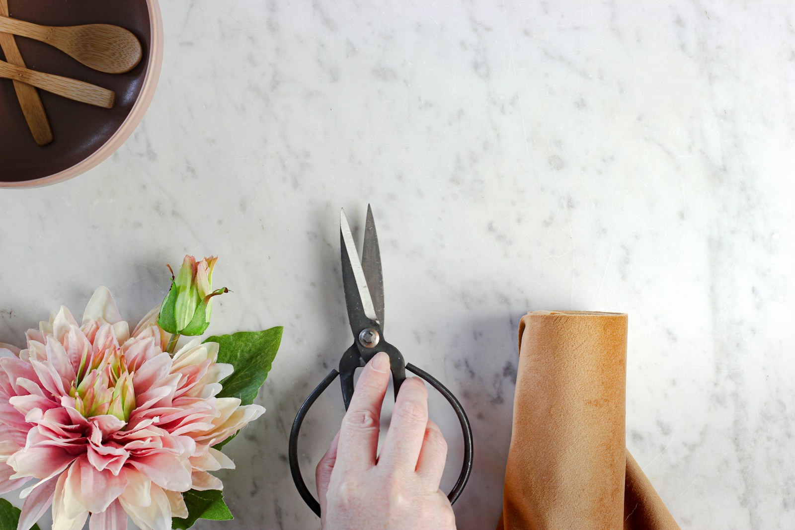 Tesoura e flores sobre uma mesa